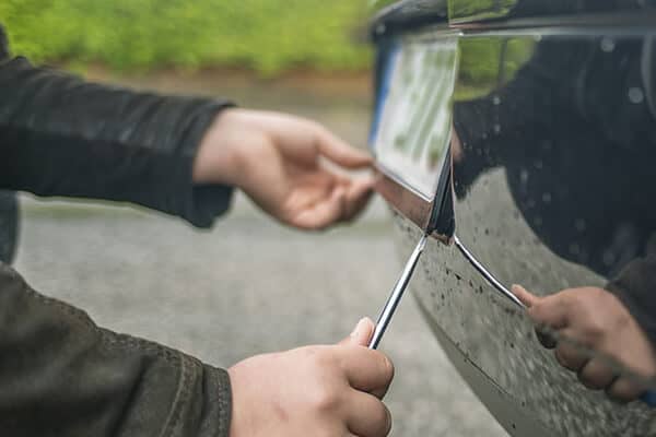 Qué hacer si me vendieron un auto con placas falsas