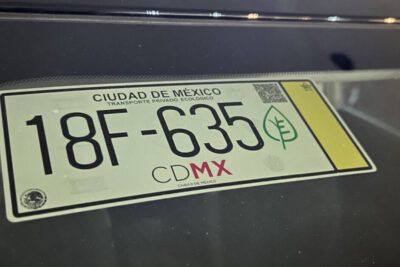 La hoja verde en las placas de autos: ¿Qué significa?