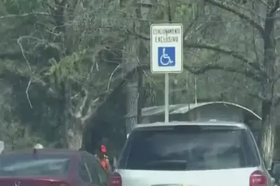 Multa por estacionarse en lugares prohibidos en Monterrey